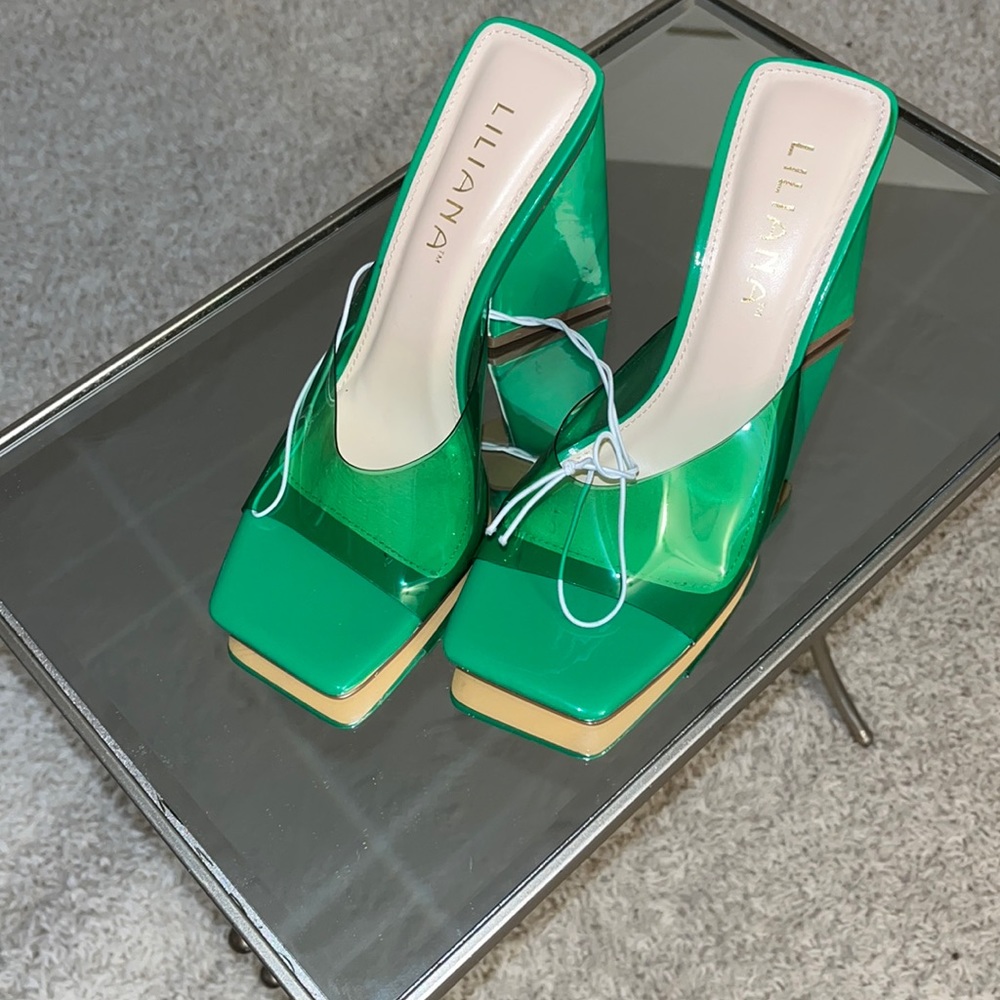 Stunning green high heels!